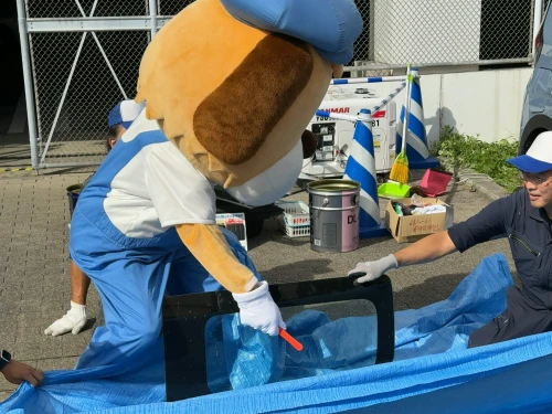 サイドガラスの割り方の実演の様子