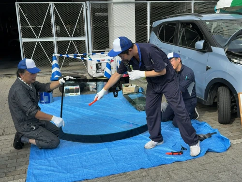 フロントガラスの仕組み説明の様子