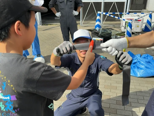来場者がシートベルトカッターを使っている様子